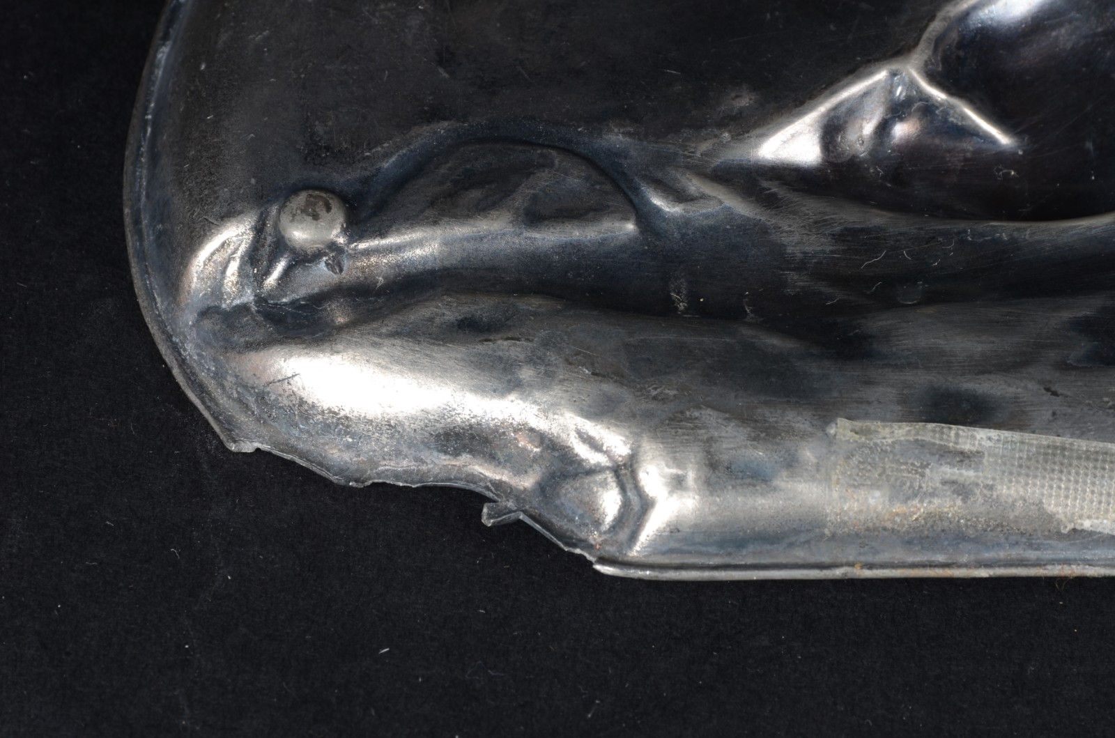 Par de placas Art Nouveau de estanho com figuras femininas em relevo... - foto 6 de 6