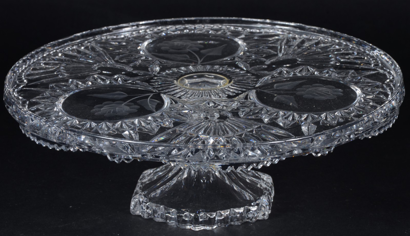 Prato de pé alto para bolo de cristal lapidado. - foto 1 de 4