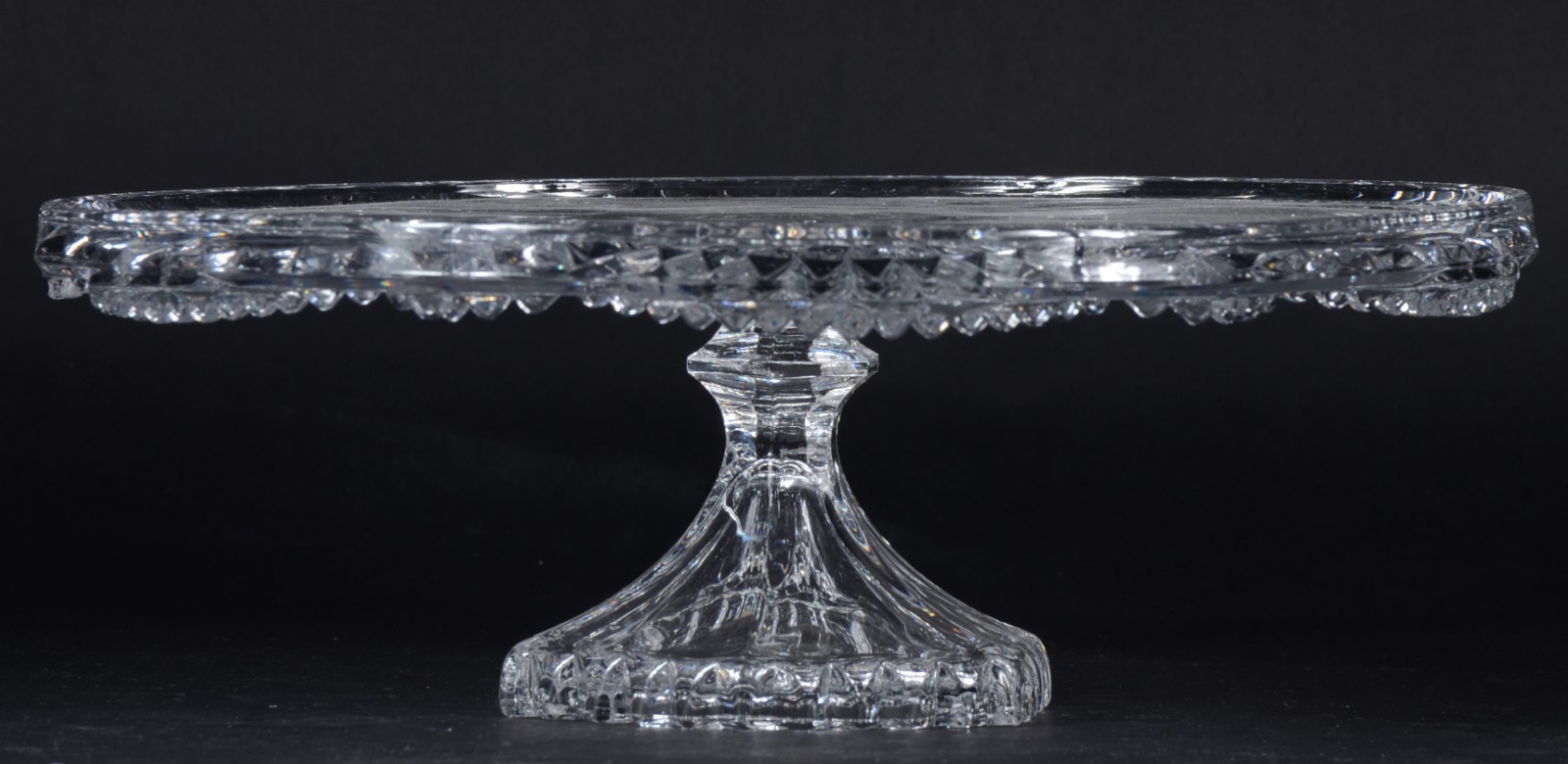 Prato de pé alto para bolo de cristal lapidado. - foto 3 de 4