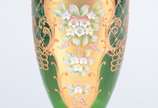 Vaso de cristal veneziano doublé verde e dourad... - Vaso de cristal veneziano doublé verde e dourado decorado com flores esmaltadas em relevo policromado.