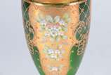 Vaso de cristal veneziano doublé verde e dourad... - Vaso de cristal veneziano doublé verde e dourado decorado com flores esmaltadas em relevo policromado.