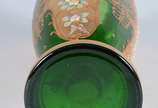 Vaso de cristal veneziano doublé verde e dourad... - Vaso de cristal veneziano doublé verde e dourado decorado com flores esmaltadas em relevo policromado.