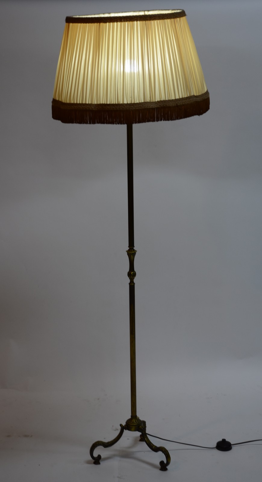 Abatjour de pé de metal dourado, cúpula plissada de tecido na cor... - foto 2 de 7