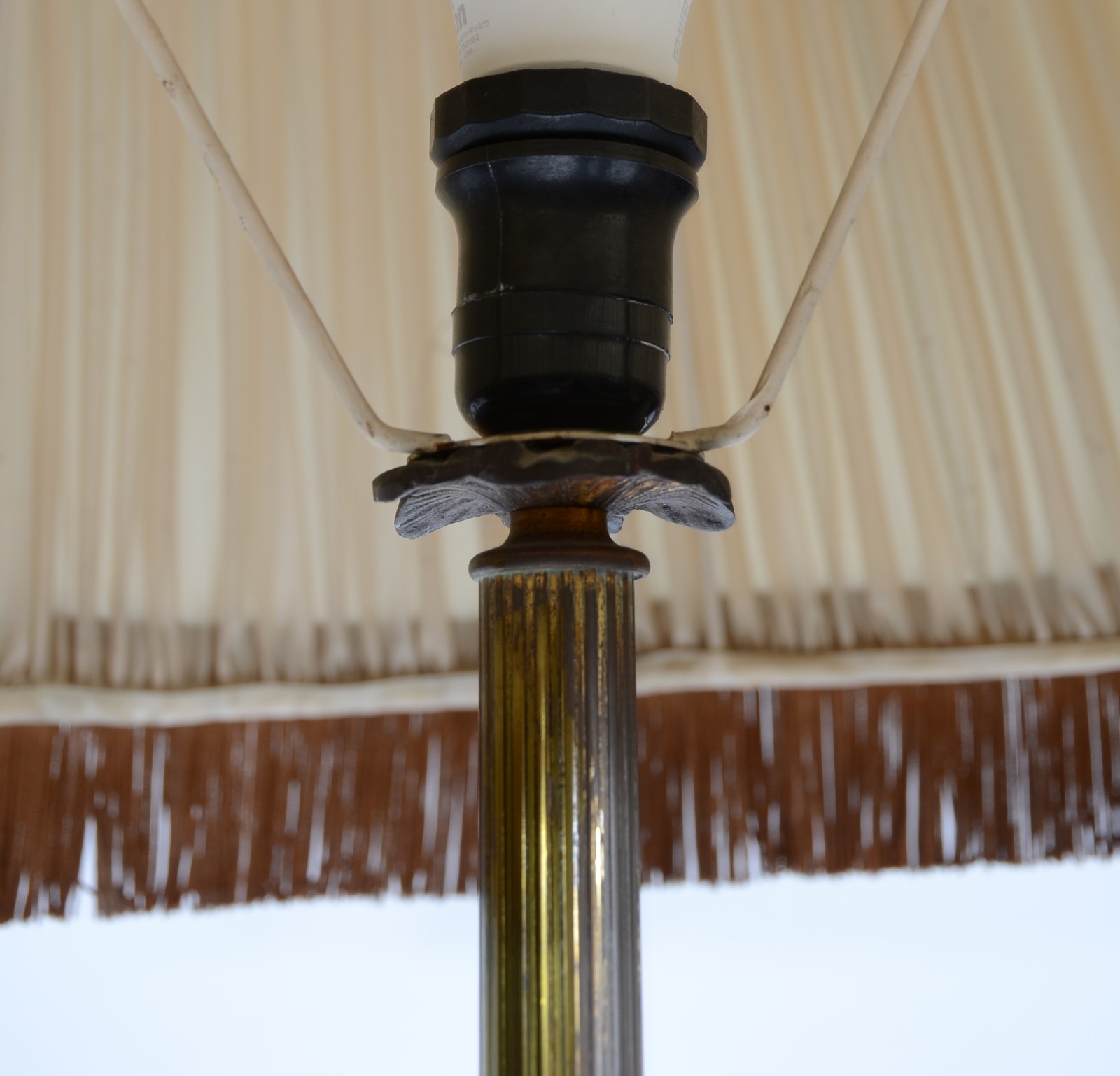 Abatjour de pé de metal dourado, cúpula plissada de tecido na cor... - foto 4 de 7