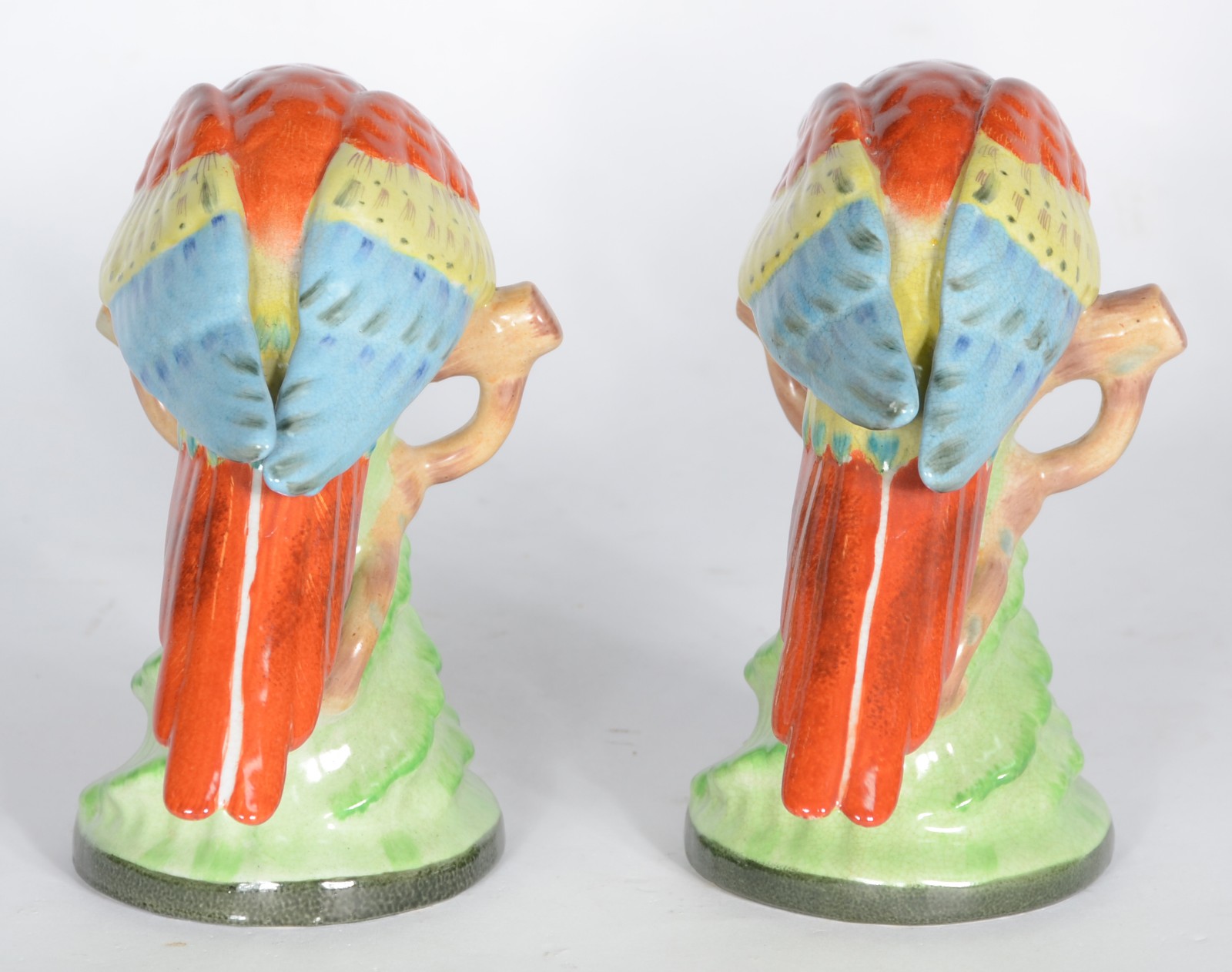 Par de esculturas de porcelana policromada representando araras. - foto 4 de 6