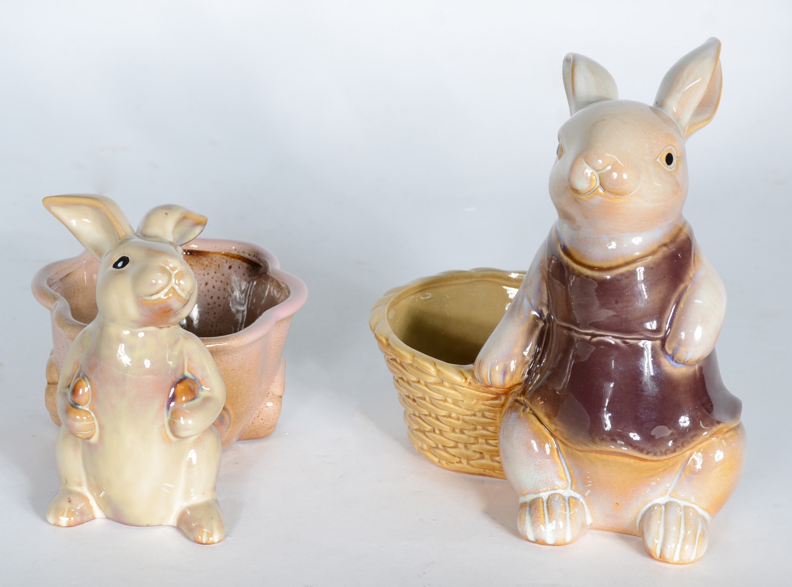 Duas esculturas de porcelana policromada representando coelhos com... - foto 1 de 5