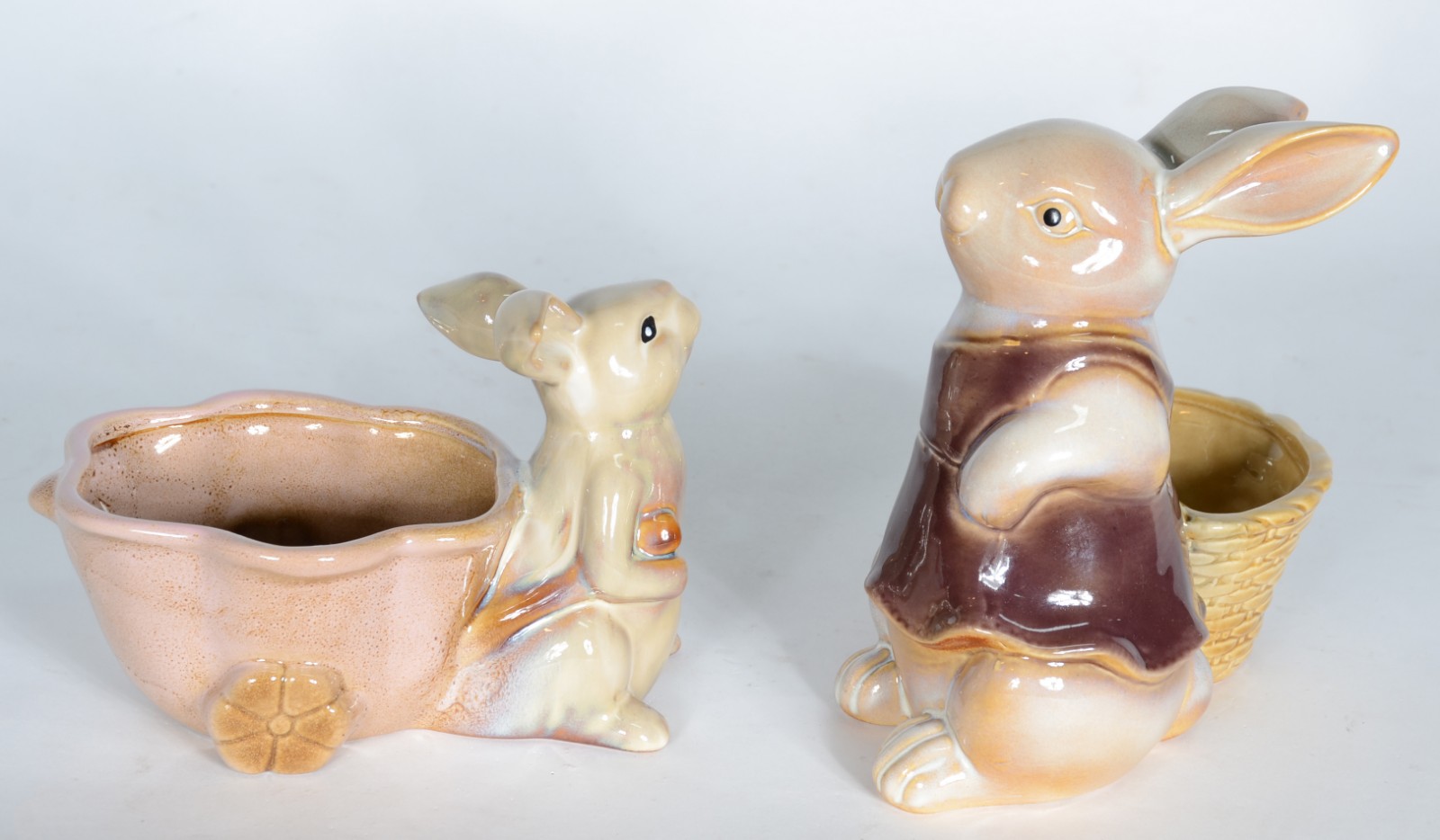 Duas esculturas de porcelana policromada representando coelhos com... - foto 2 de 5