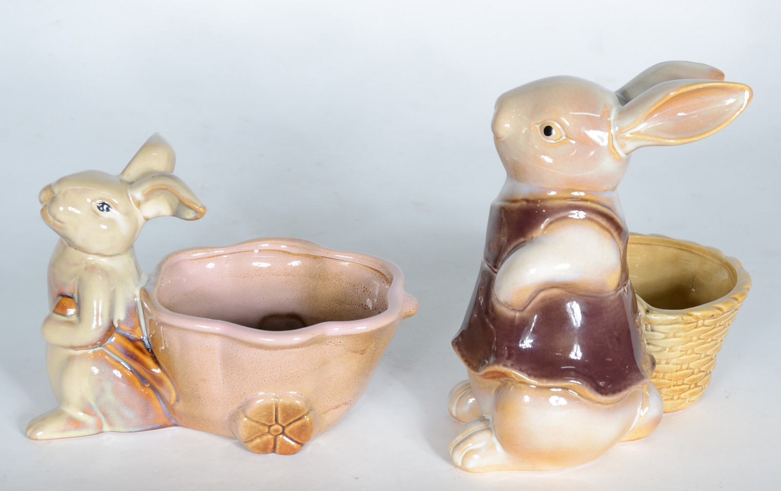Duas esculturas de porcelana policromada representando coelhos com... - foto 3 de 5
