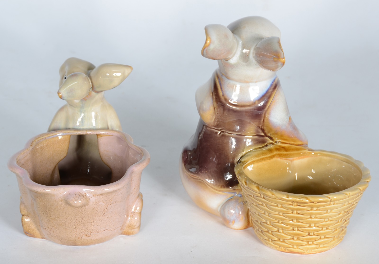 Duas esculturas de porcelana policromada representando coelhos com... - foto 4 de 5