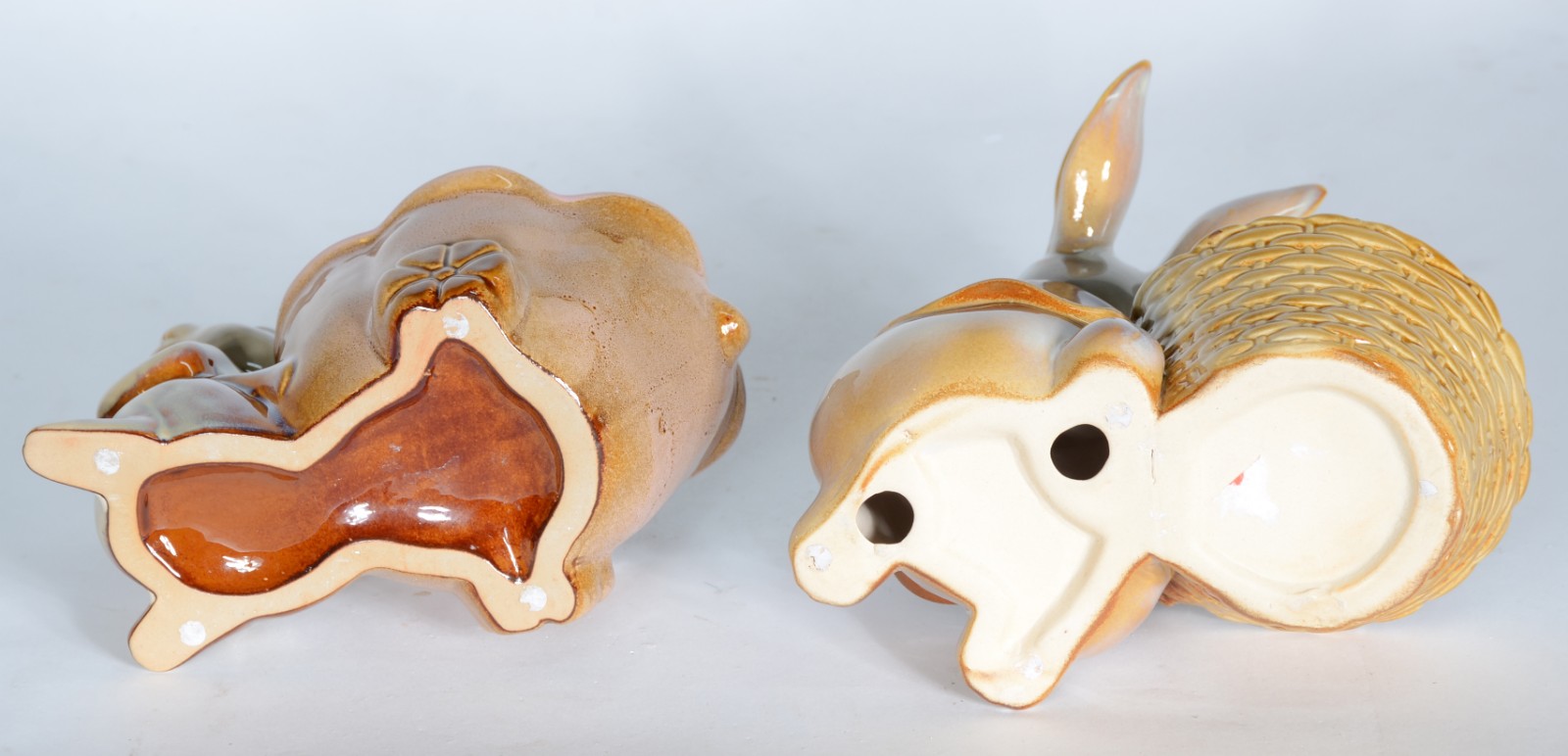Duas esculturas de porcelana policromada representando coelhos com... - foto 5 de 5