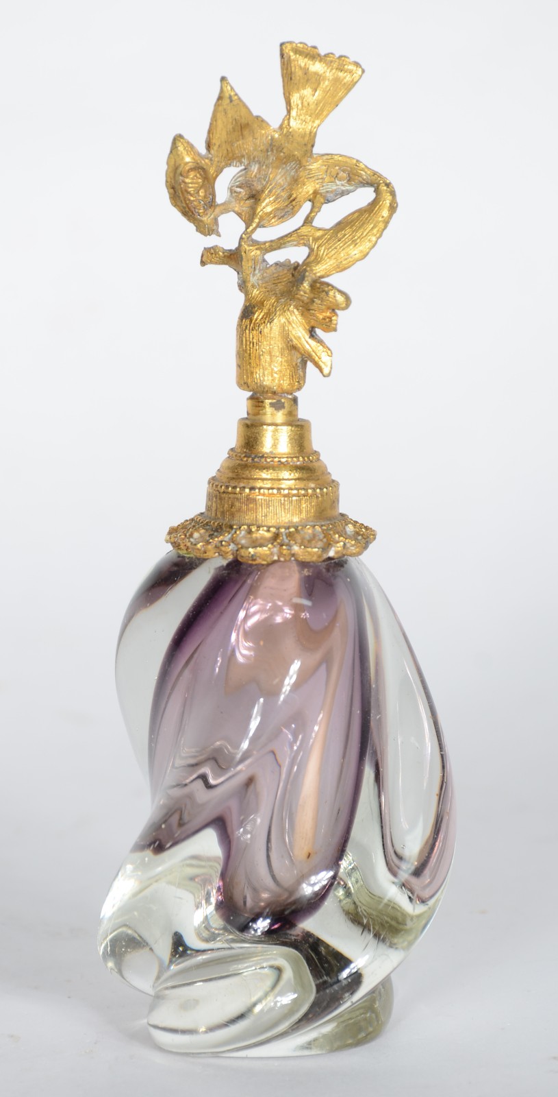 Delicado perfumeiro de cristal retorcido com detalhes na cor lilás... - foto 3 de 11