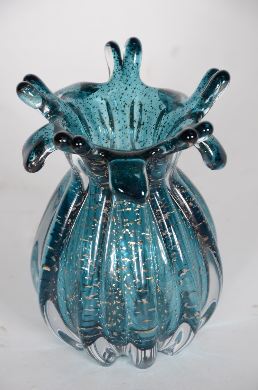 Vaso decorativo na cor verde com pó de ouro. - foto 2 de 3