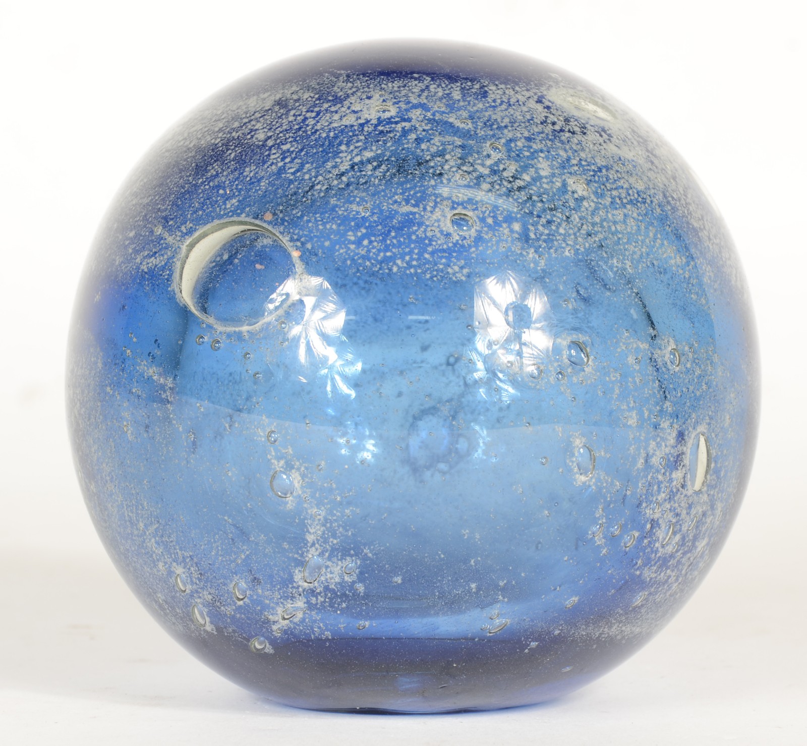Peso de vidro decorativo na forma de esfera na cor azul marinho. - foto 2 de 5