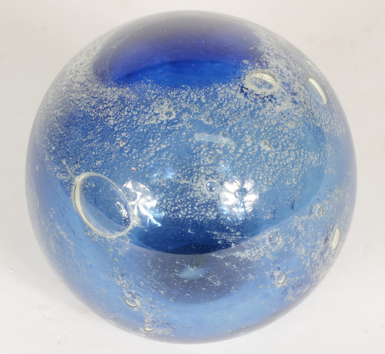 Peso de vidro decorativo na forma de esfera na cor azul marinho. - foto 3 de 5