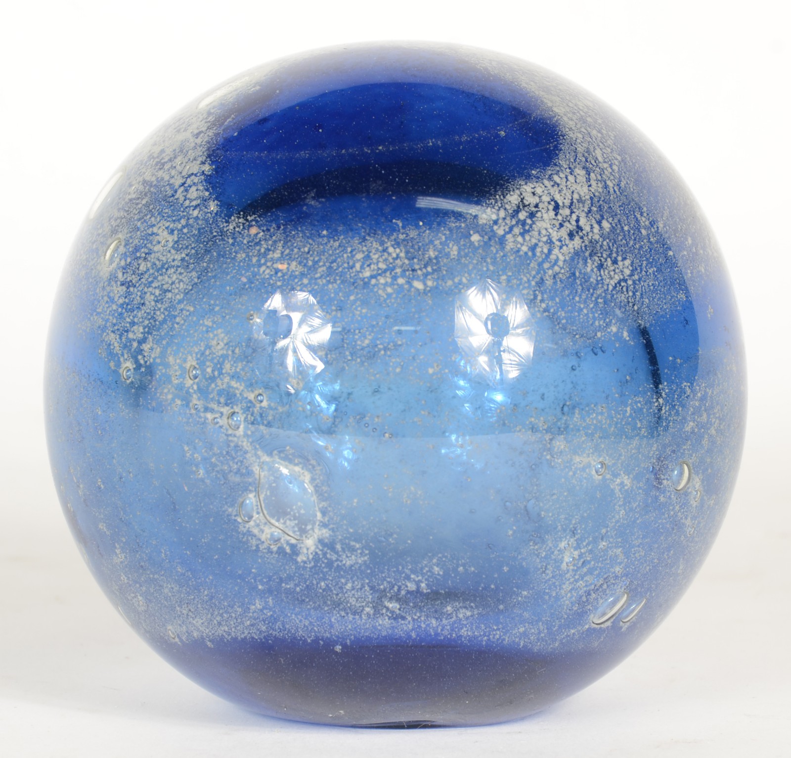 Peso de vidro decorativo na forma de esfera na cor azul marinho. - foto 4 de 5