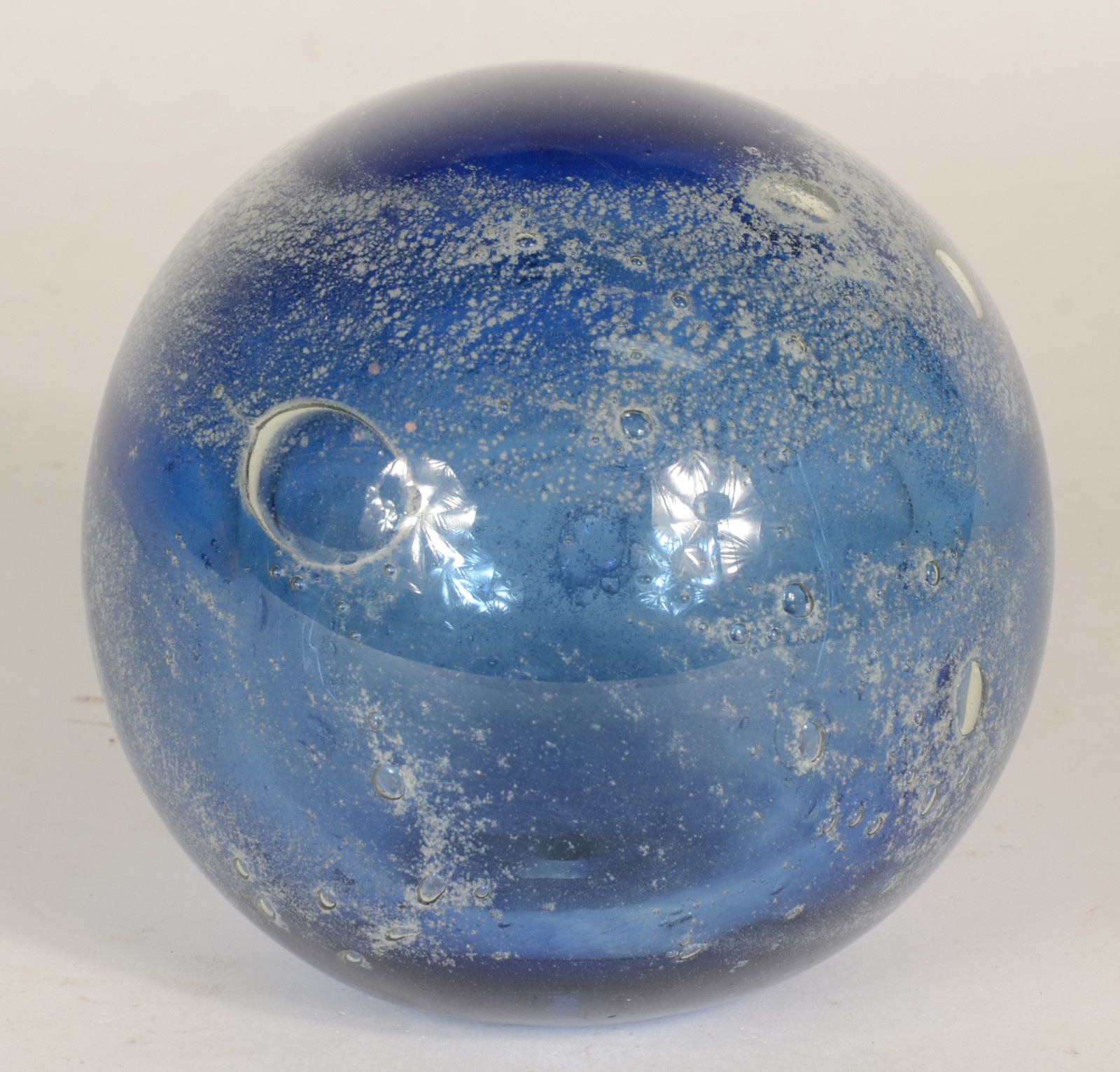 Peso de vidro decorativo na forma de esfera na cor azul marinho. - foto 1 de 5