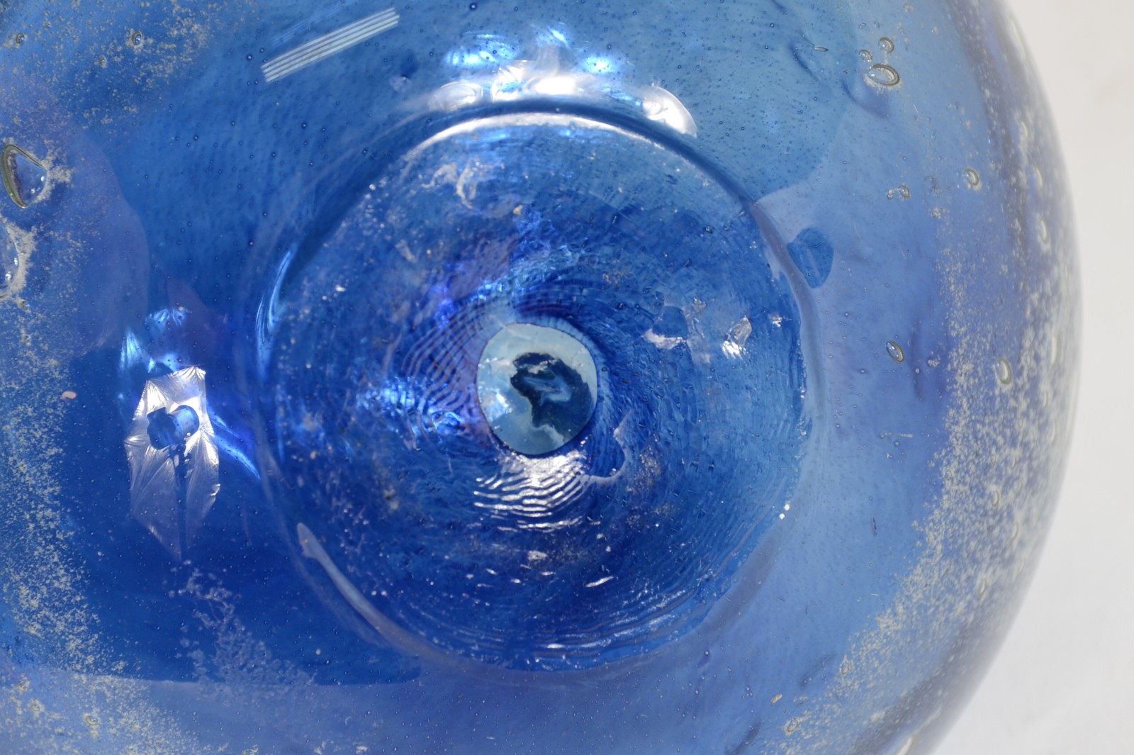 Peso de vidro decorativo na forma de esfera na cor azul marinho. - foto 5 de 5