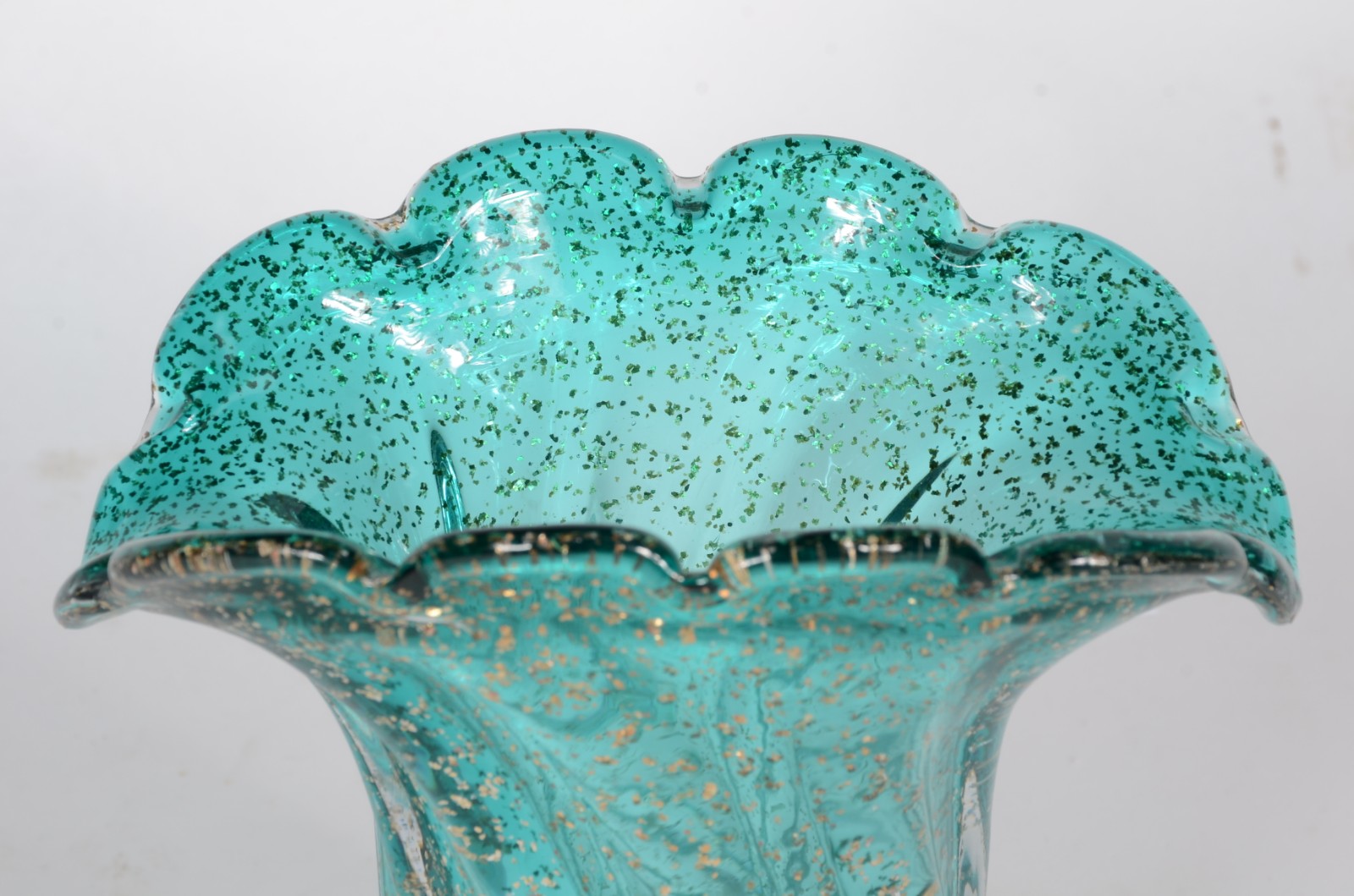 Vaso de vidro decorativo na cor azul com pó de ouro, detalhes em... - foto 3 de 5