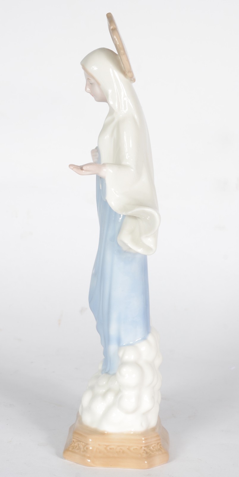 Escultura de porcelana policromada representando Nossa Senhora. - foto 2 de 5