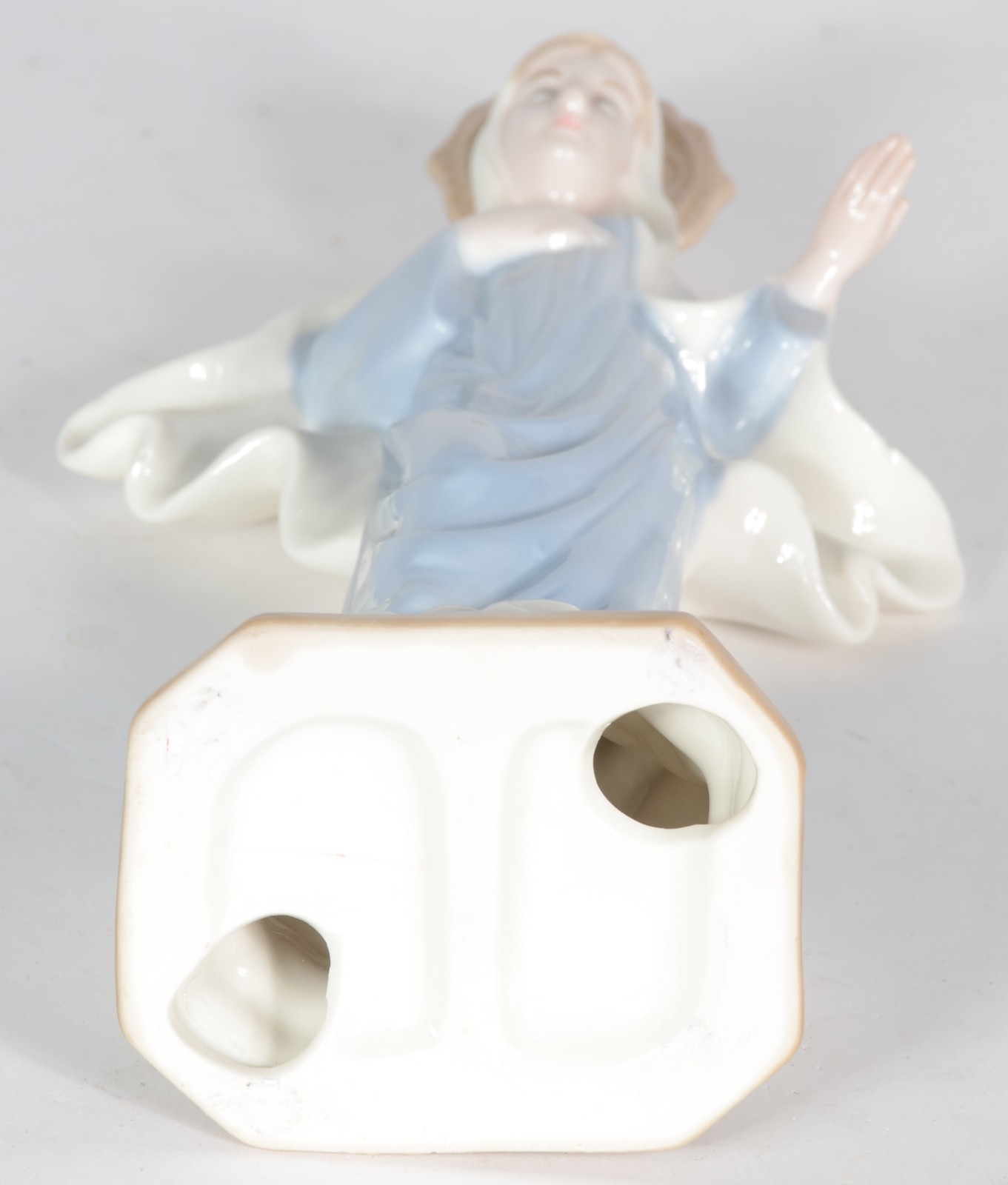 Escultura de porcelana policromada representando Nossa Senhora. - foto 5 de 5