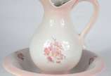 ALCOBAÇA,  - Jarra com bacia de porcelana portuguesa Alcobaça com decoração floral em tons de rosa.