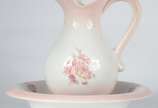 ALCOBAÇA,  - Jarra com bacia de porcelana portuguesa Alcobaça com decoração floral em tons de rosa.