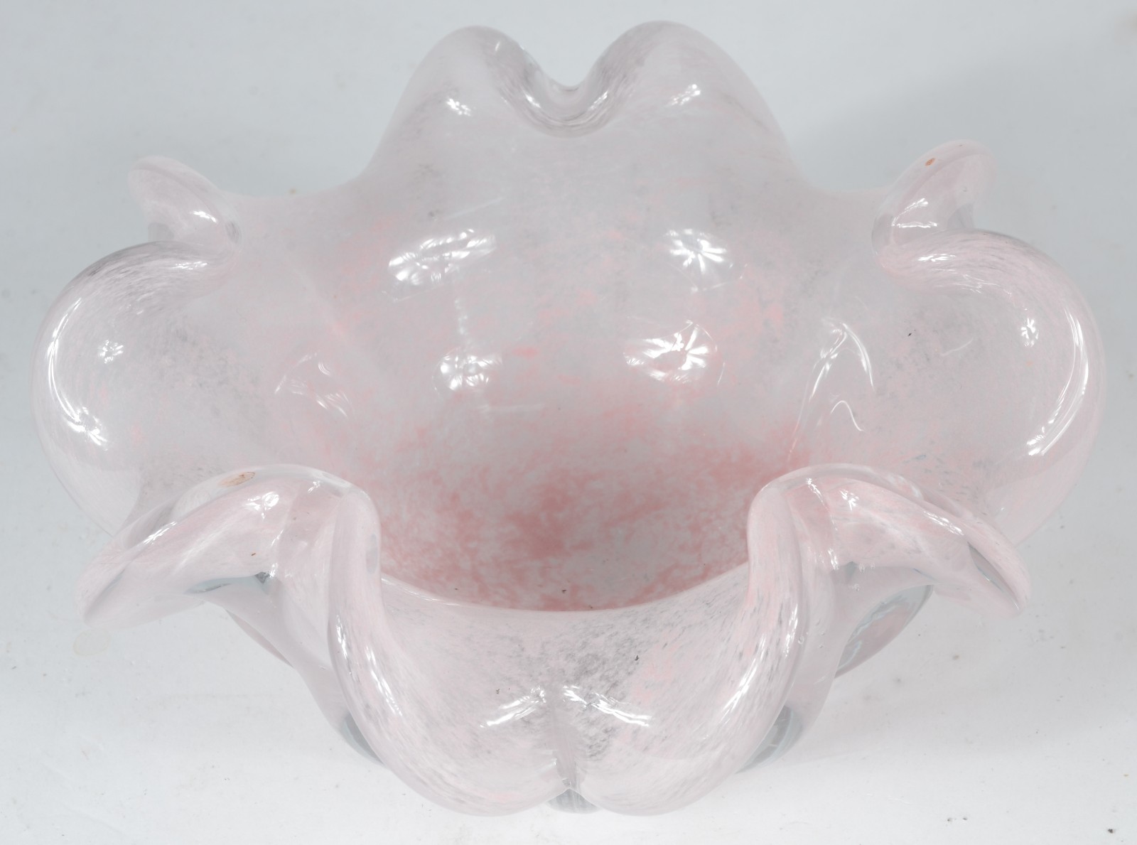 Bowl de vidro decorativo na cor rosa, detalhes gomados, borda... - foto 3 de 4