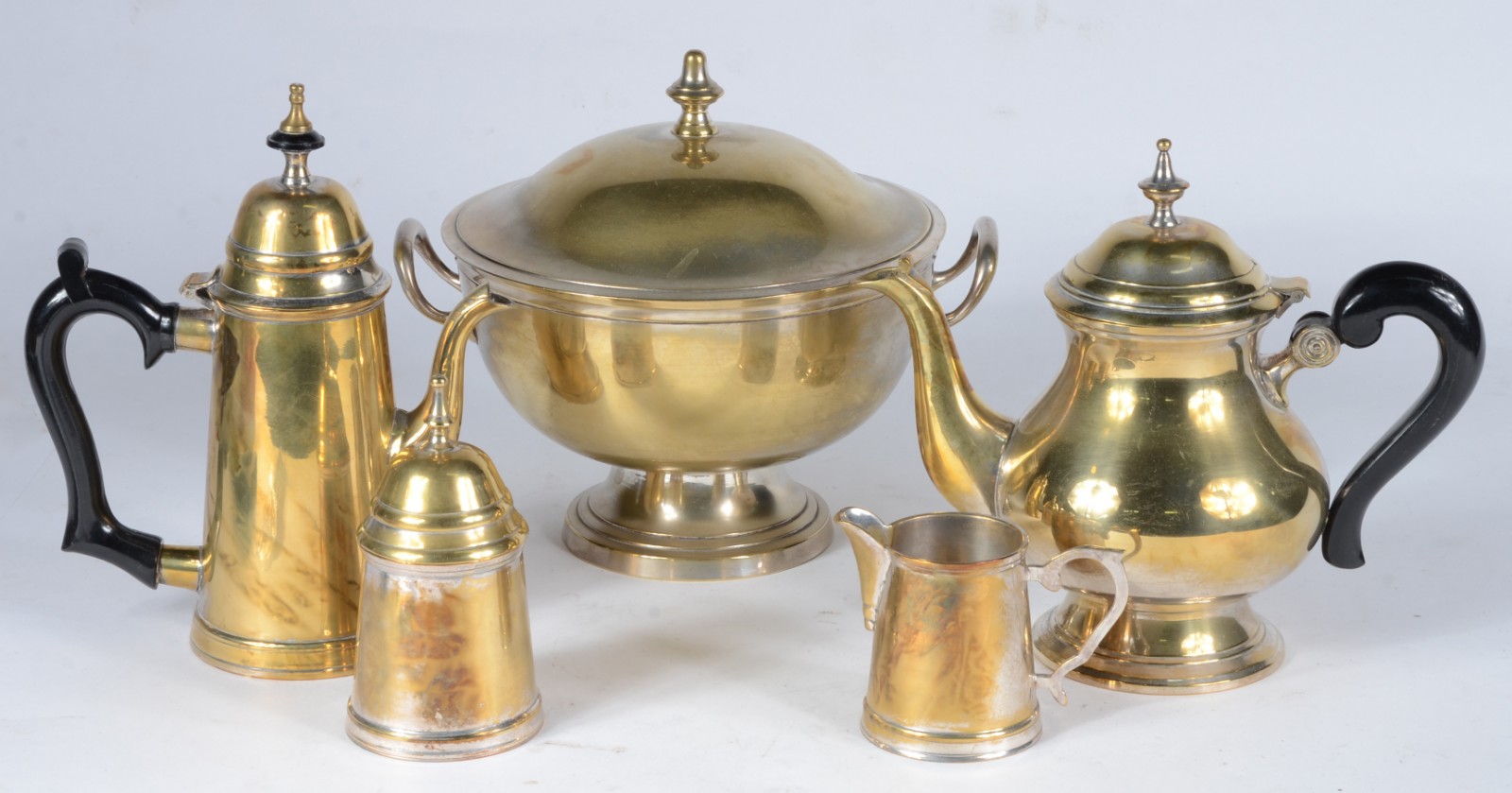 Diversas peças de metal dourado, sendo: sopeira, dois bules com alças... - foto 1 de 8