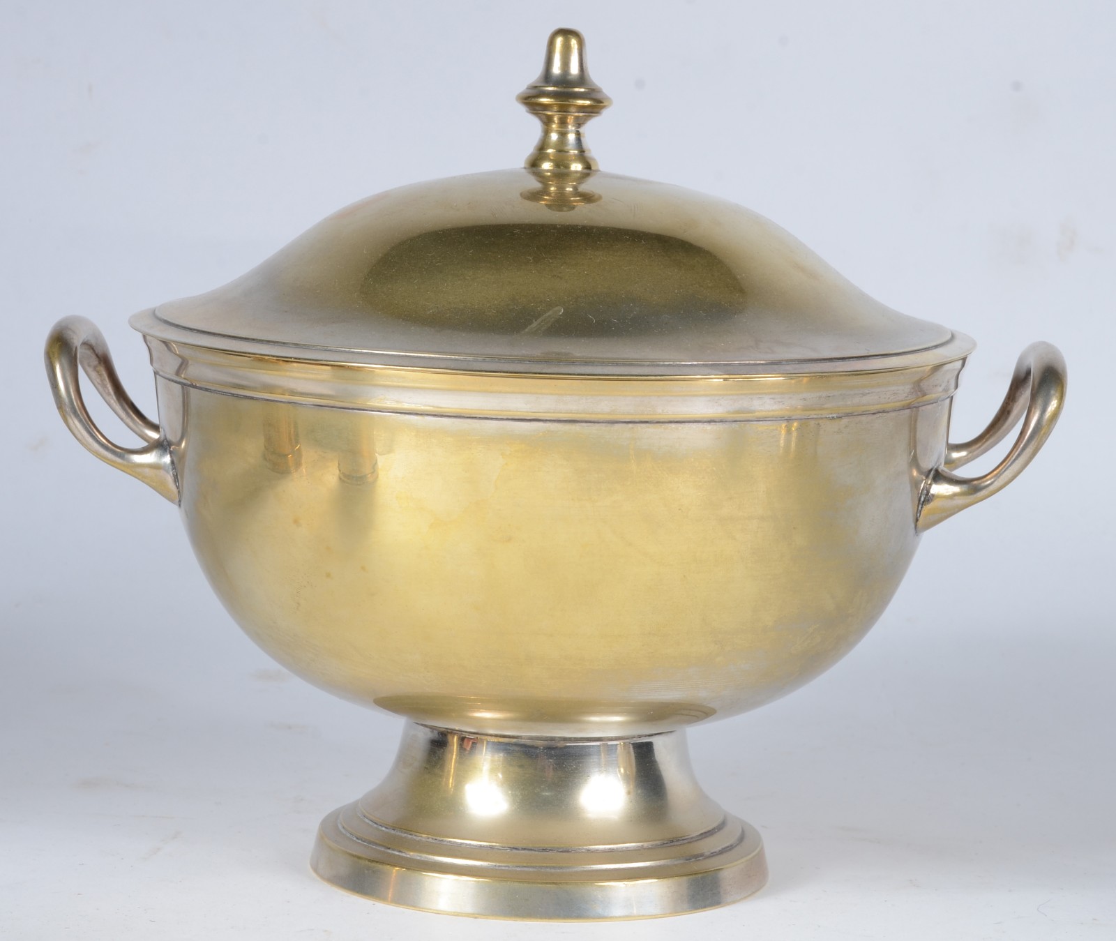 Diversas peças de metal dourado, sendo: sopeira, dois bules com alças... - foto 2 de 8
