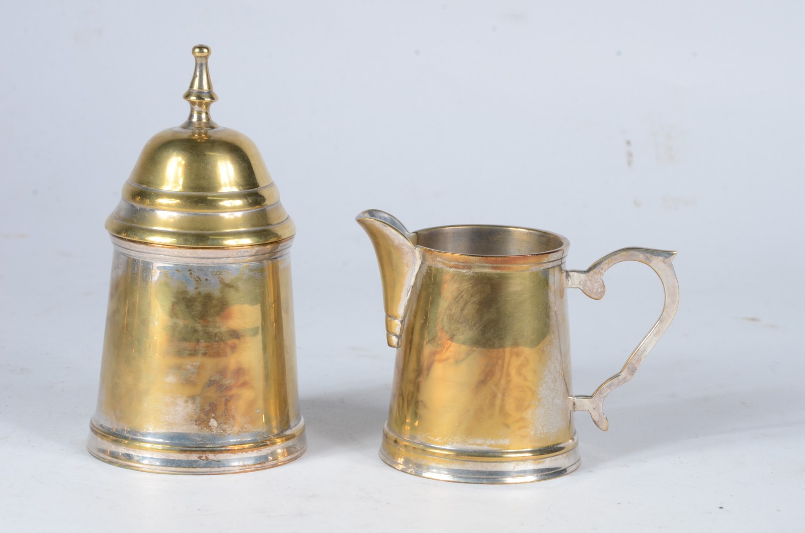 Diversas peças de metal dourado, sendo: sopeira, dois bules com alças... - foto 4 de 8