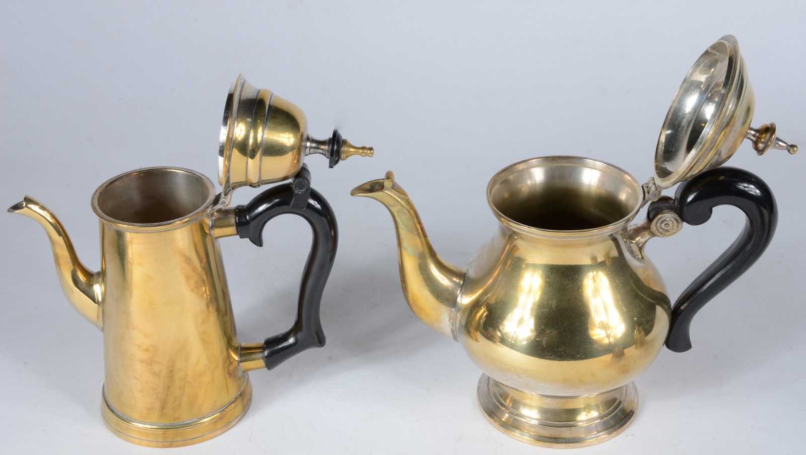 Diversas peças de metal dourado, sendo: sopeira, dois bules com alças... - foto 5 de 8