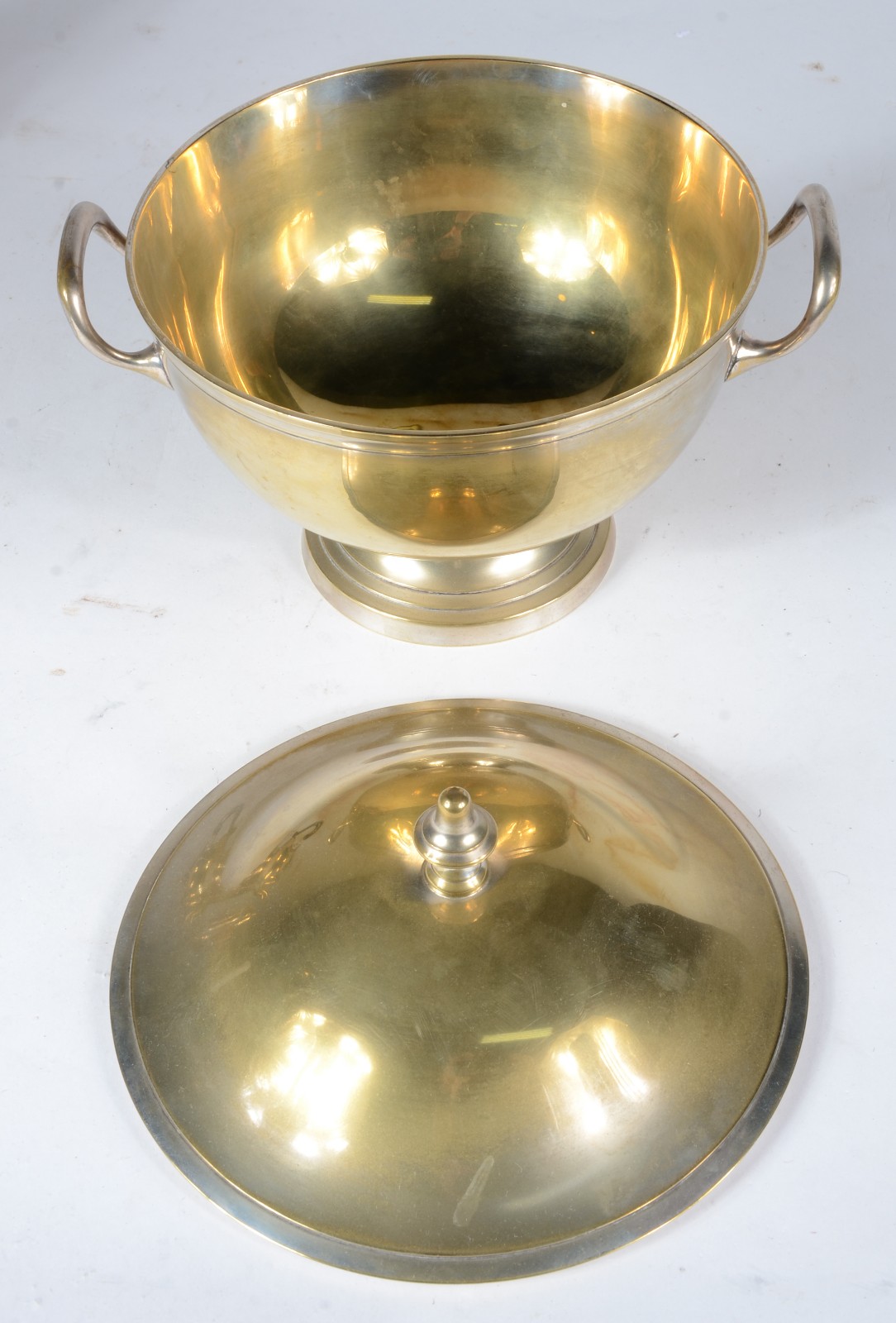 Diversas peças de metal dourado, sendo: sopeira, dois bules com alças... - foto 6 de 8