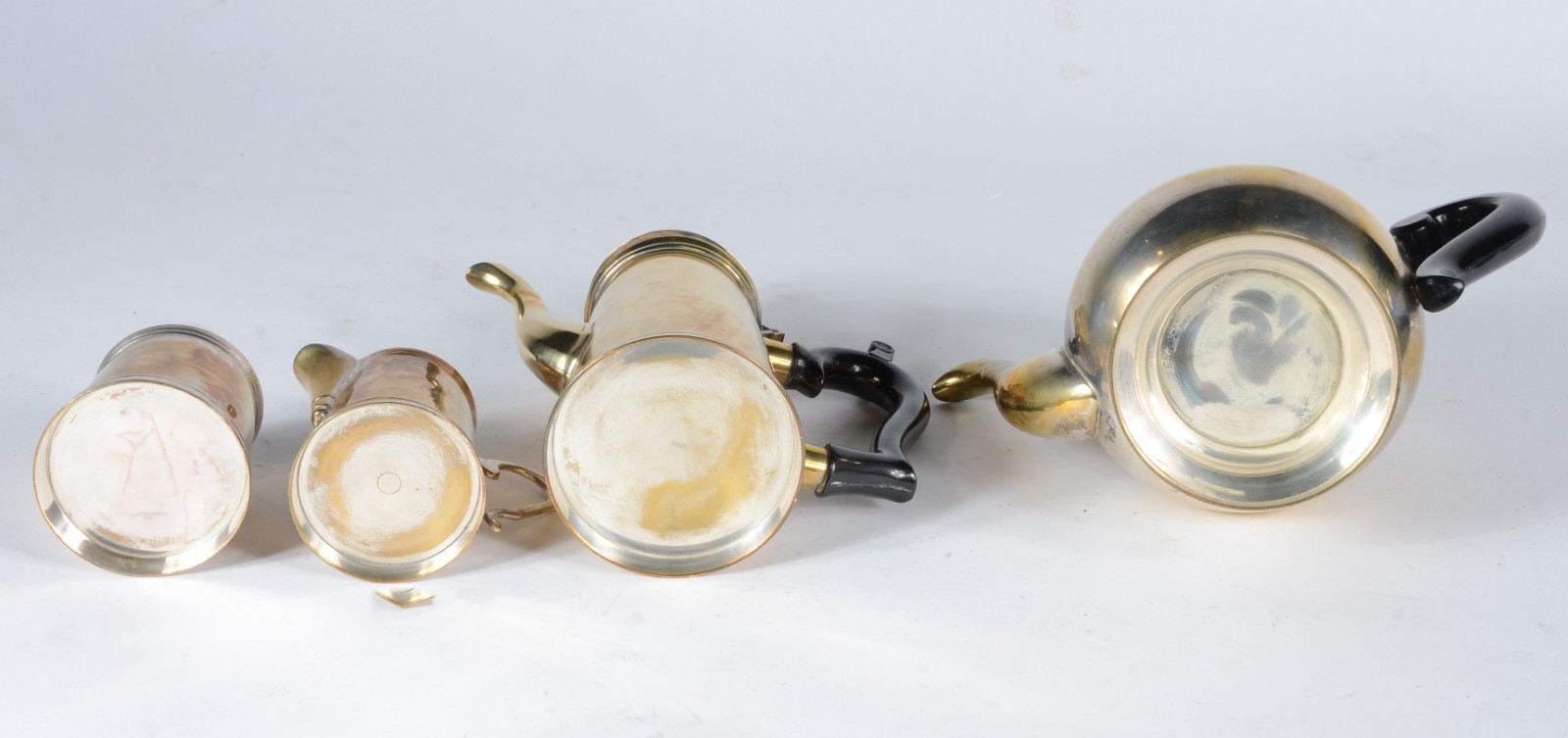 Diversas peças de metal dourado, sendo: sopeira, dois bules com alças... - foto 7 de 8