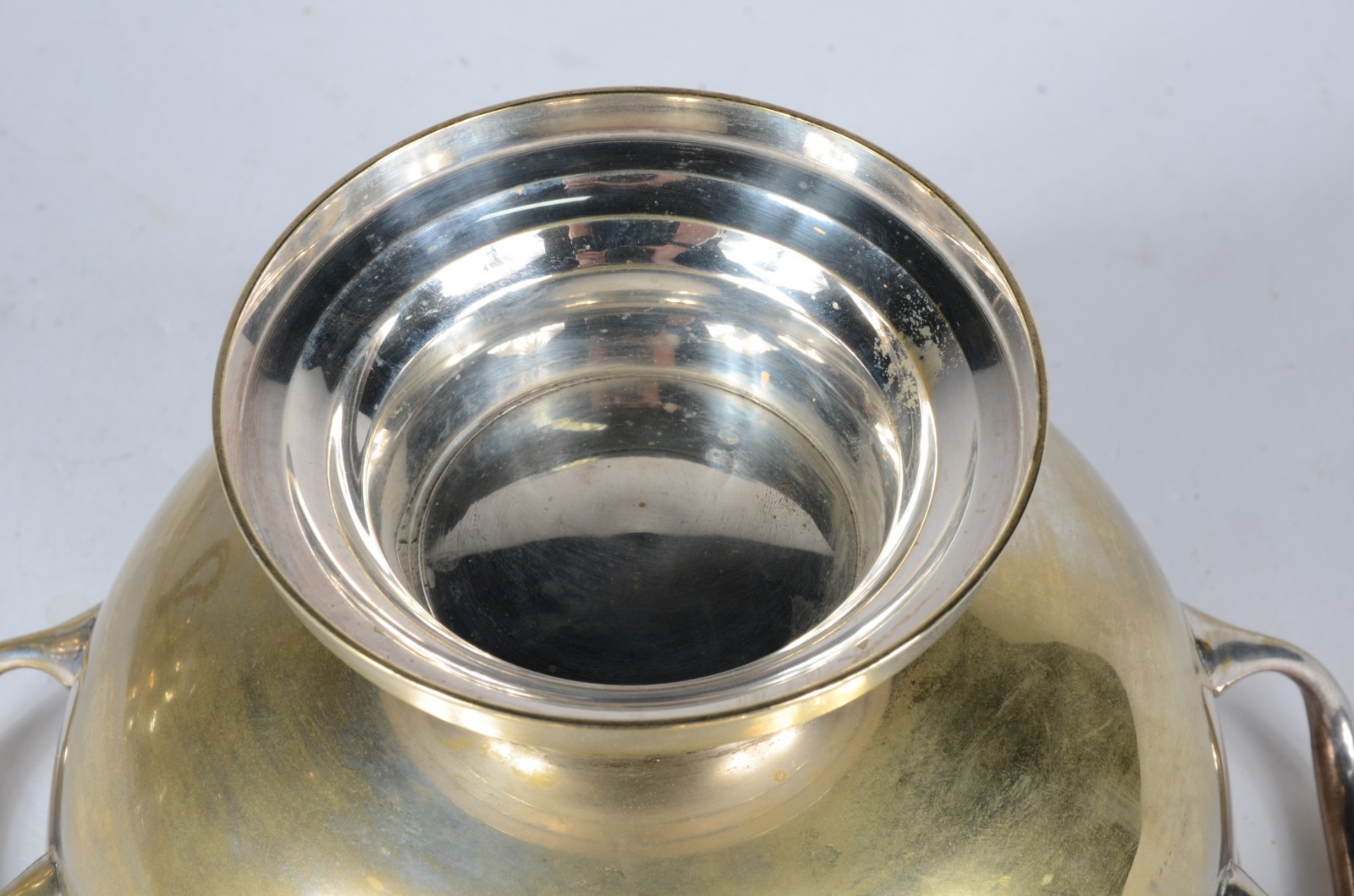 Diversas peças de metal dourado, sendo: sopeira, dois bules com alças... - foto 8 de 8