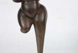 Escultura de bronze representando figura feminina. - Escultura de bronze representando figura feminina.