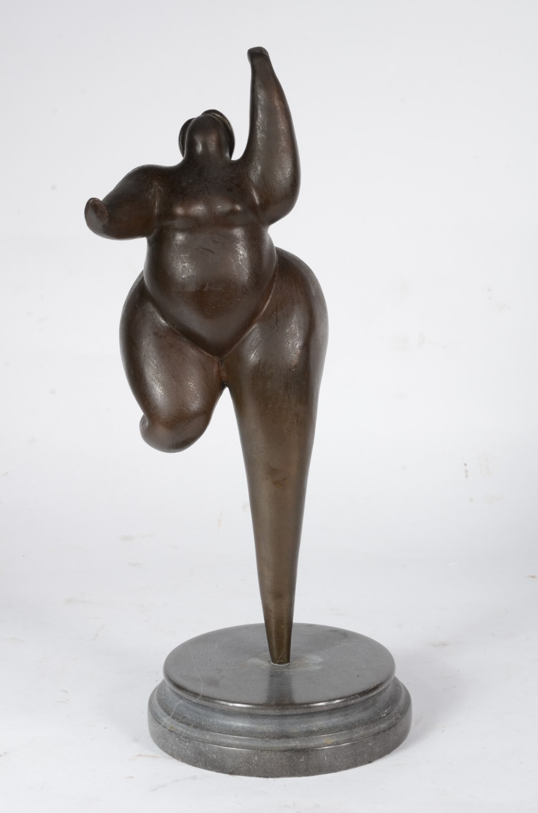 Escultura de bronze representando figura feminina. - foto 1 de 6