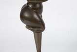 Escultura de bronze representando figura feminina. - Escultura de bronze representando figura feminina.