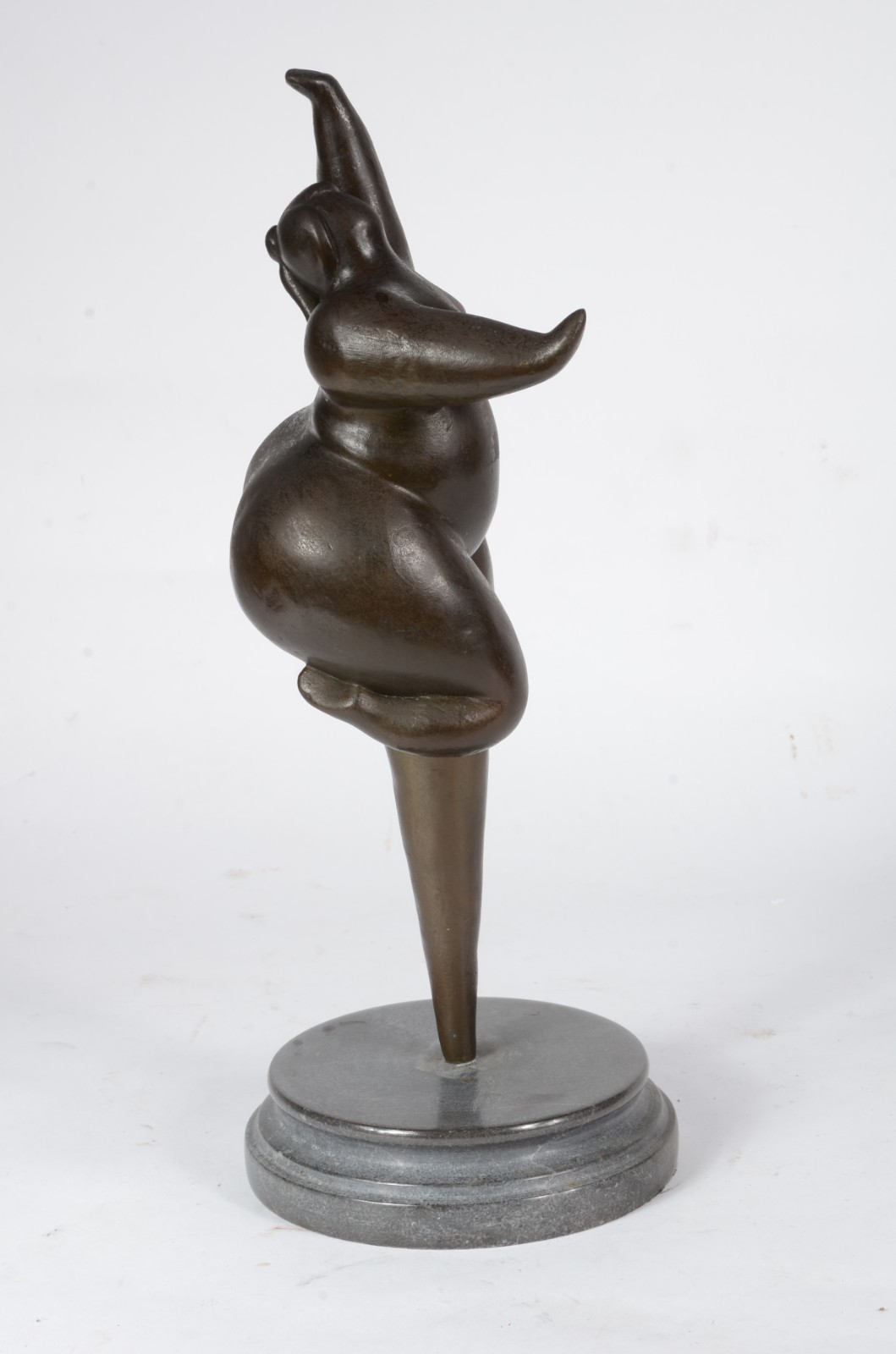 Escultura de bronze representando figura feminina. - foto 2 de 6