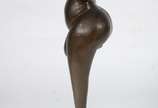 Escultura de bronze representando figura feminina. - Escultura de bronze representando figura feminina.