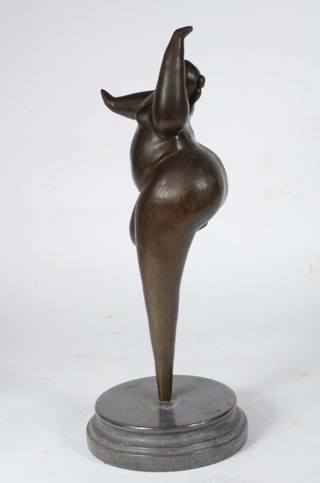 Escultura de bronze representando figura feminina. - foto 3 de 6