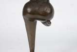 Escultura de bronze representando figura feminina. - Escultura de bronze representando figura feminina.