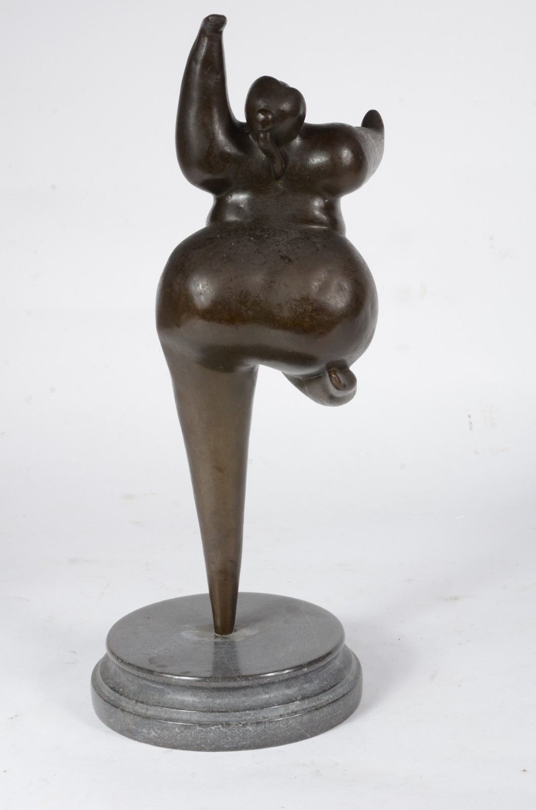 Escultura de bronze representando figura feminina. - foto 4 de 6