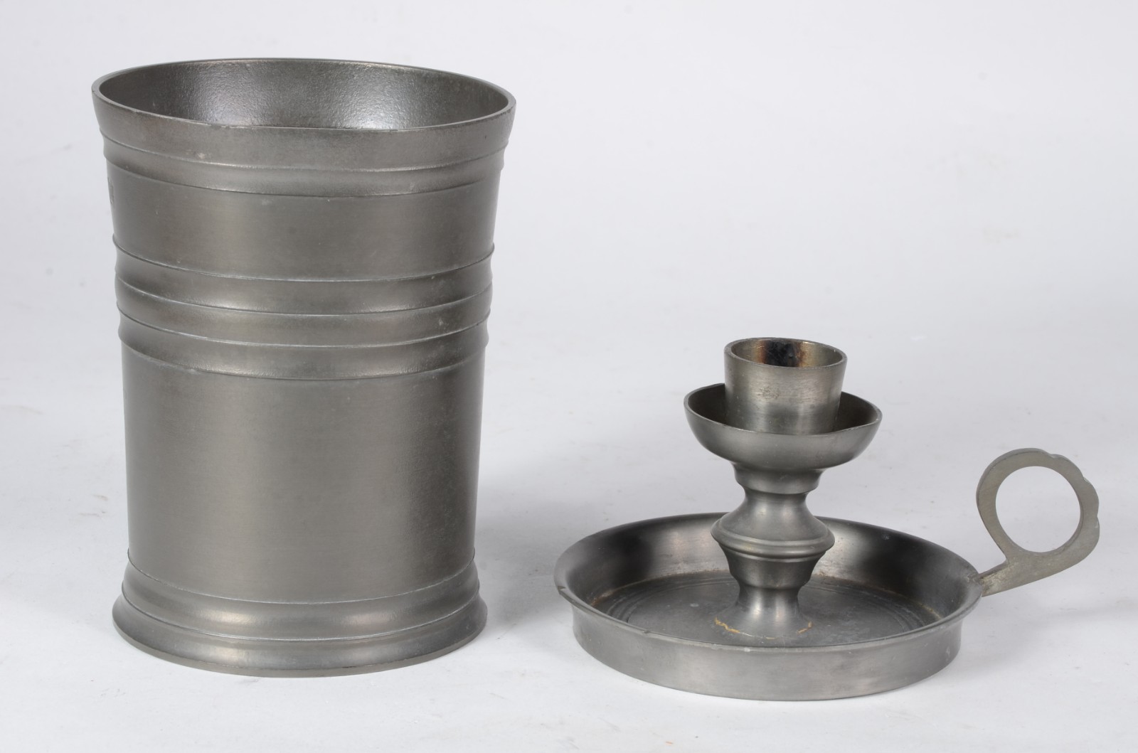 Duas peças de estanho, sendo: vaso John Sommers e uma palmatória. - foto 1 de 6