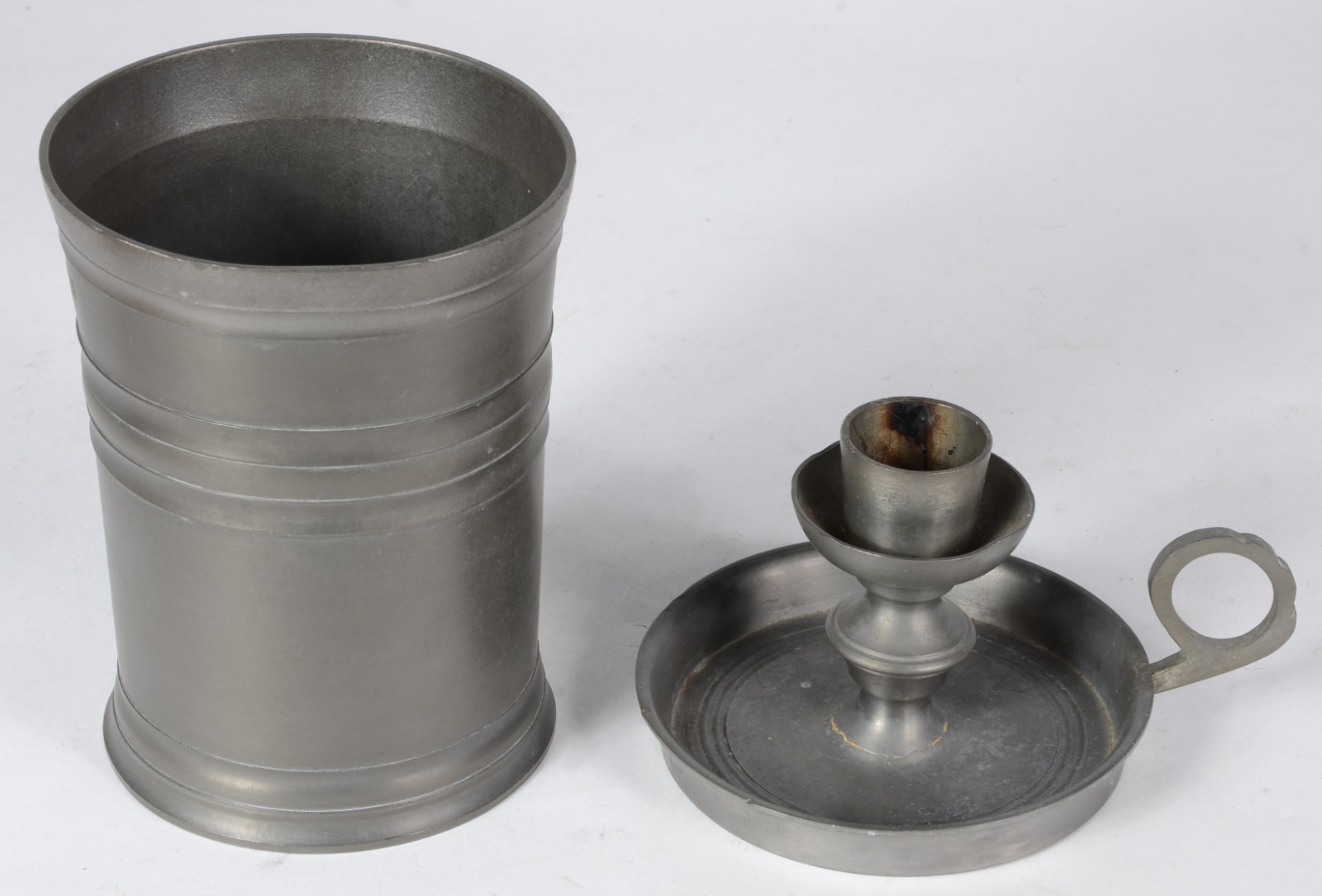Duas peças de estanho, sendo: vaso John Sommers e uma palmatória. - foto 2 de 6