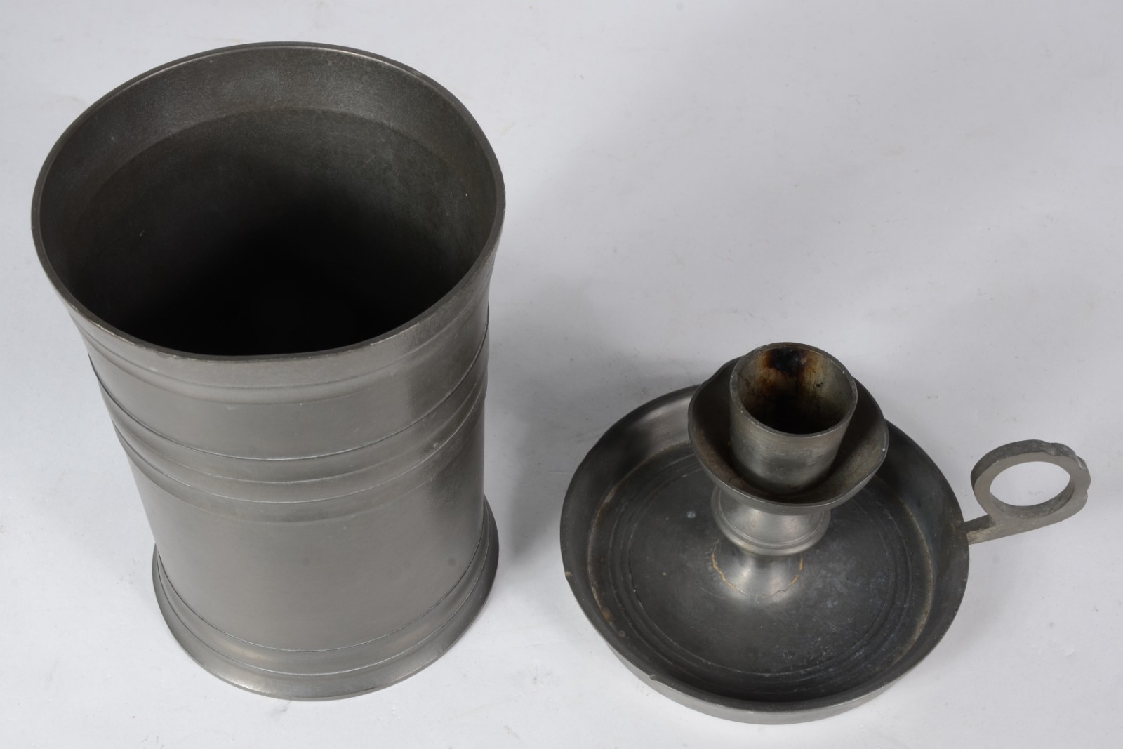 Duas peças de estanho, sendo: vaso John Sommers e uma palmatória. - foto 3 de 6
