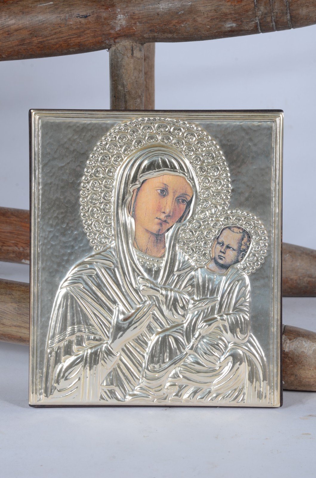 Três peças sacras diversas, sendo: santa ceia em gesso policromado... - foto 2 de 7