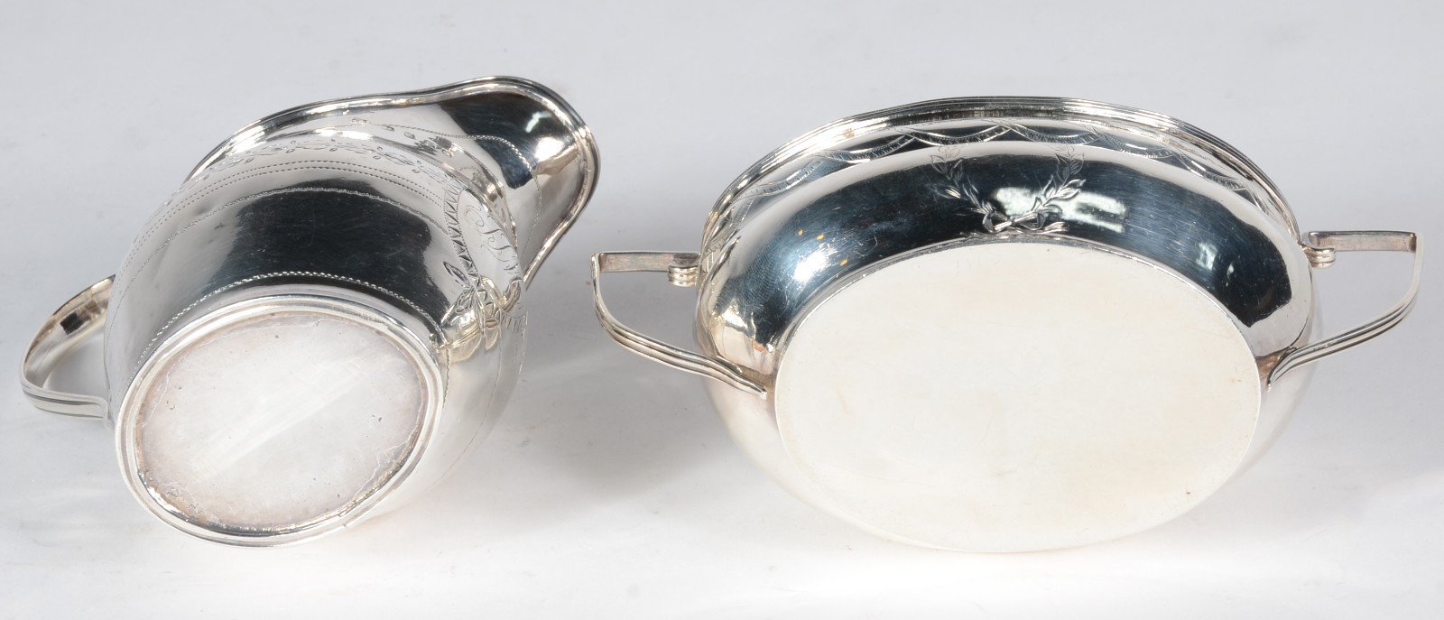 Conjunto de duas peças em prata inglesa, repuxada e cinzelada, de... - foto 5 de 6