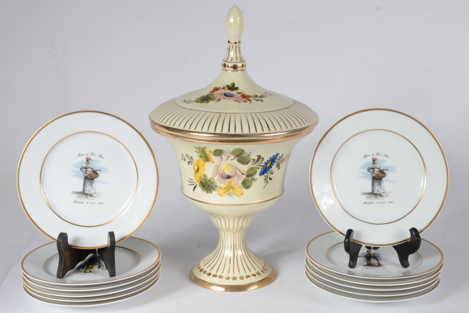 Diversas peças, sendo: potiche de porcelana e 12 pratos de sobremesa... - foto 1 de 6