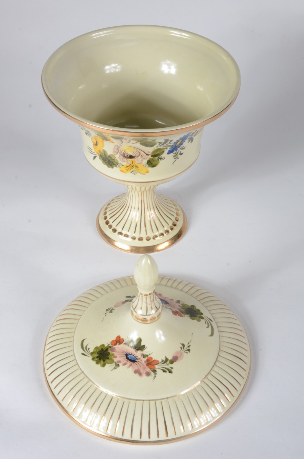 Diversas peças, sendo: potiche de porcelana e 12 pratos de sobremesa... - foto 3 de 6