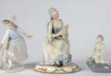 Três estatuetas diversas de porcelana, sendo um... - Três estatuetas diversas de porcelana, sendo uma italiana representando figura feminina "La Traviata", menina com bambolê de porcelana espanhola...